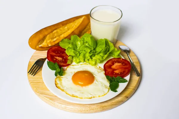 Завтрак Хлебом Яичницей Молоком Овощами Кусочками Жареного Помидора Белом Фоне — стоковое фото