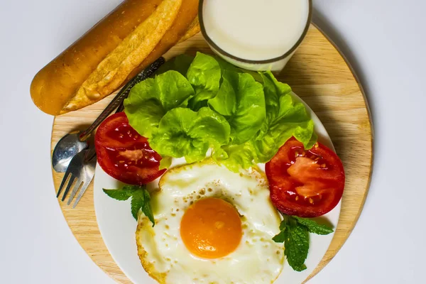 Завтрак Хлебом Яичницей Молоком Овощами Кусочками Жареного Помидора Белом Фоне — стоковое фото