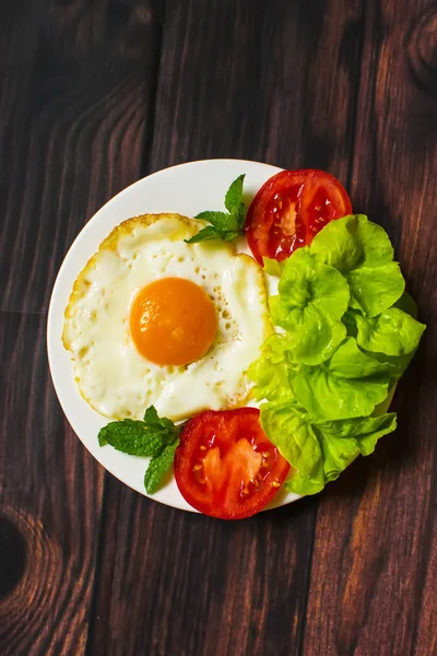 Frühstück Mit Spiegeleiern Und Gemüse Und Gebratenen Tomatenstücken Auf Holz — Stockfoto