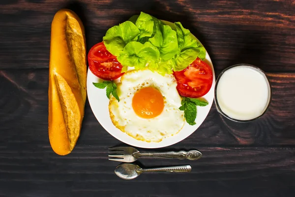 Desayuno Con Pan Huevos Fritos Leche Verduras Trozos Tomate Frito — Foto de Stock