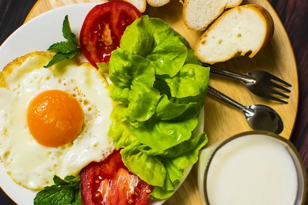 Ekmek Kızarmış Yumurta Süt Sebze Ahşap Arka Plan Üzerinde Kızarmış — Stok fotoğraf