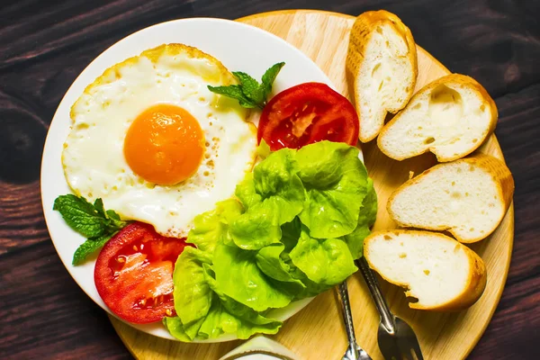 Frühstück Mit Brot Spiegeleiern Milch Und Gemüse Und Gebratenen Tomatenstücken — Stockfoto