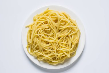 Spagetti makarna izole beyaz zemin üzerine