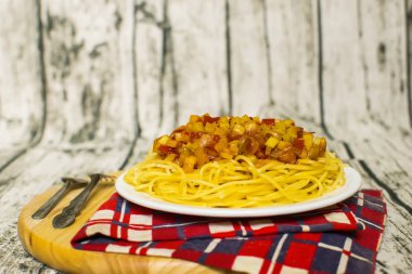 Spagetti makarna ahşap arka plan üzerine