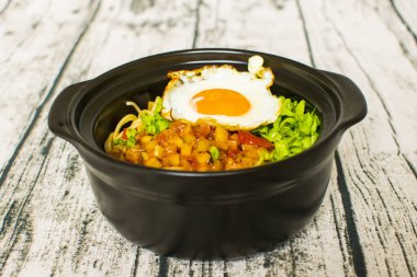 Spagetti makarna ile ahşap arka plan üzerinde sahanda yumurta