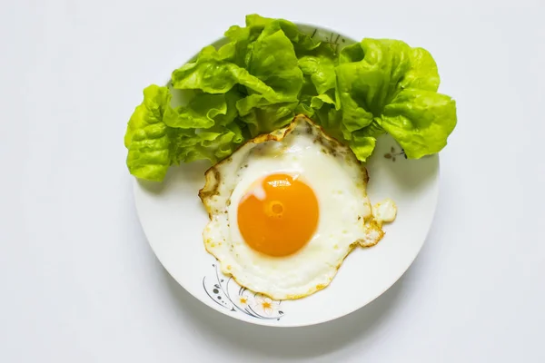 在白色背景下煎蛋的意大利面面食 — 图库照片