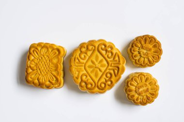 Orta Sonbahar Festivali Moon pasta Çince için. Beyaz izole. Kopya alanı