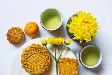 Moon pasta ve çay Çince için orta Sonbahar Festivali. Beyaz izole. Kopya alanı