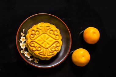Mooncake ve çay, Çin orta Sonbahar Festivali gıda üzerinde izole siyah arka plan.