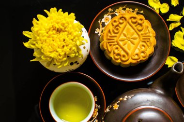 Mooncake ve çay, Çin orta Sonbahar Festivali gıda üzerinde izole siyah arka plan.