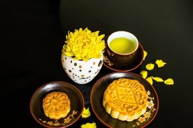 Moon Kek için siyah arka plan üzerine izole Çin Sonbahar Ortası Festivali