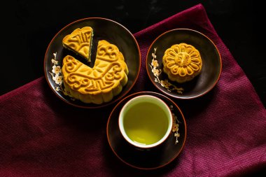 Moon Kek için siyah arka plan üzerine izole Çin Sonbahar Ortası Festivali