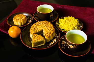 Düz yatıyordu modern siyah arka plan üzerine orta Sonbahar Festivali gıda stilize