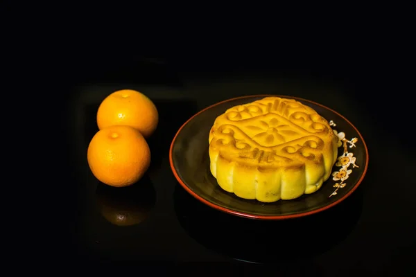 月饼和茶 中国中秋节食品在黑色背景下隔离 — 图库照片