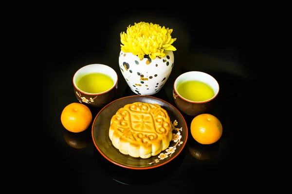 Mooncake Tea Kínai Közép Őszi Fesztivál Élelmiszer Elszigetelt Fekete Háttér — Stock Fotó