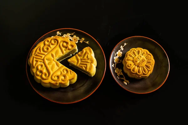中国中秋节月饼在黑色背景下孤立 — 图库照片