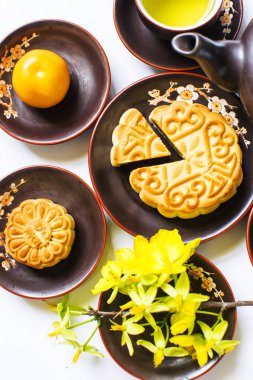 Mooncake ve çay, yiyecek ve içecek Çince için orta Sonbahar Festivali. Beyaz arka plan üzerinde izole