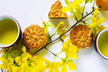 Mooncake ve çay, yiyecek ve içecek Çince için orta Sonbahar Festivali. Beyaz arka plan üzerinde izole