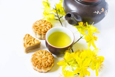 Mooncake ve kayısı çiçeği, yemek Çinliler için orta Sonbahar Festivali. Beyaz arka plan üzerinde izole