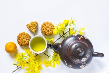 Mooncake ve kayısı çiçeği, yemek Çinliler için orta Sonbahar Festivali. Beyaz arka plan üzerinde izole