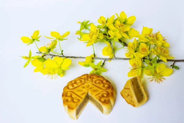 Mooncake Sárgabarack Virág Élelmiszer Kínai Közép Őszi Fesztivál Elszigetelt Fehér — Stock Fotó