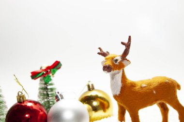 Ren geyiği ve Noel ağaçları ile Noel tatil teması