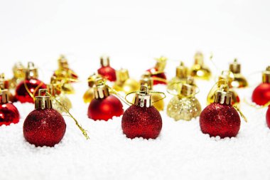 Noel kartı, altın takılar, toplar, dekorasyonlar, gümüş beyaz arka planda bulanık, bulanık, aydınlık (bokeh), yumuşak, nötr, sıcak renkler ve mutlu noel yazıları içeren süsler.