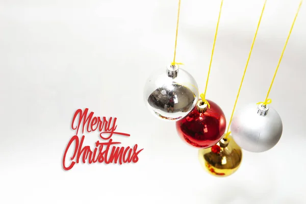クリスマスカード 金色のボール ボール 装飾品 ぼやけた ぼやけている銀白色の背景の装飾品 ライト 柔らかい 暖かい色 メリークリスマスのテキスト — ストック写真