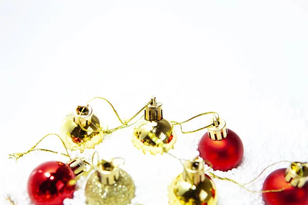 クリスマスカード 金色のボール ボール 装飾品 ぼやけた ぼやけている銀白色の背景の装飾品 ライト 柔らかい 暖かい色 メリークリスマスのテキスト — ストック写真