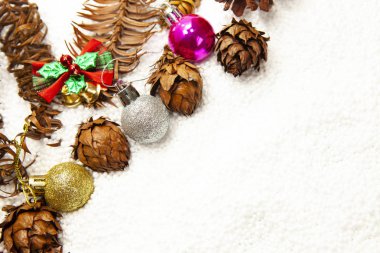 Mutlu Noeller ve yeni yıl konsepti - oyuncaklı Noel ağacı dalı.