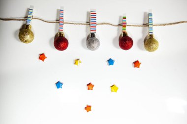 Noel sınır altın süs eşyaları ve beyaz bir arka plan üzerinde izole dalları