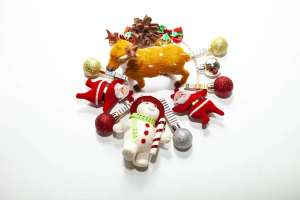 ボールと松ぼっくりのクリスマス リース — ストック写真