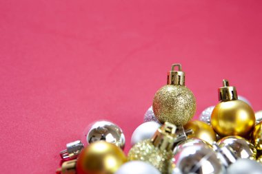 Kırmızı arkaplanda renkli noel topu koleksiyonu