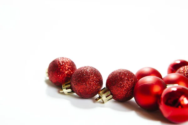 赤いクリスマスボールとともに柔らかいBokeh — ストック写真