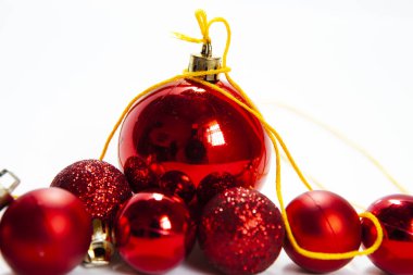 Yumuşak bokehli kırmızı noel topları