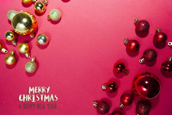 Красочная Коллекция Рождественских Шаров Красном Фоне — стоковое фото