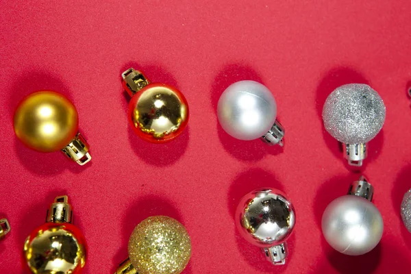 Kırmızı Arkaplanda Renkli Noel Topu Koleksiyonu — Stok fotoğraf