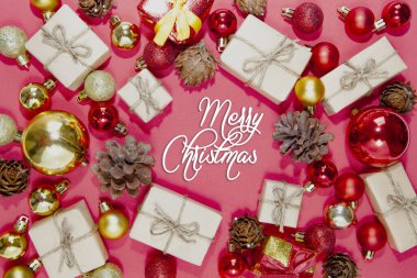 Mutlu Noeller ve mutlu Noeller Noel hediyeleri. Mücevherler, hediyeler, Noel süslü şekerler. Üst Manzara. Kırmızı arka planda Noel aile gelenekleri