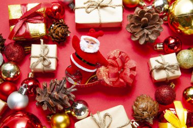 Mutlu Noeller ve mutlu Noeller Noel hediyeleri. Mücevherler, hediyeler, Noel süslü şekerler. Üst Manzara. Kırmızı arka planda Noel aile gelenekleri