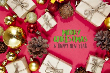 Mutlu Noeller ve mutlu Noeller Noel hediyeleri. Mücevherler, hediyeler, Noel süslü şekerler. Üst Manzara. Kırmızı arka planda Noel aile gelenekleri