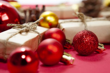 Mutlu Noeller ve mutlu Noeller Noel hediyeleri. Mücevherler, hediyeler, Noel süslü şekerler. Üst Manzara. Kırmızı arka planda Noel aile gelenekleri