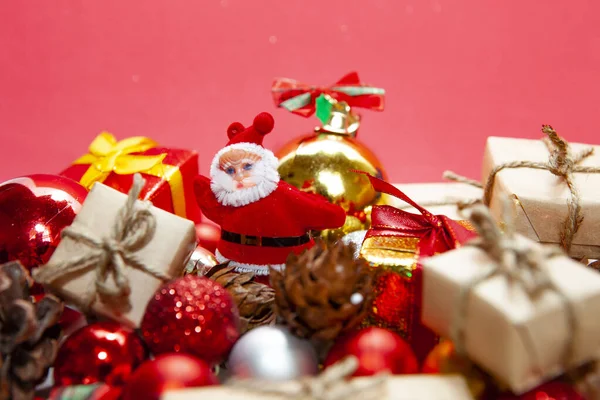 Mutlu Noeller ve mutlu Noeller Noel hediyeleri. Mücevherler, hediyeler, Noel süslü şekerler. Üst Manzara. Kırmızı arka planda Noel aile gelenekleri