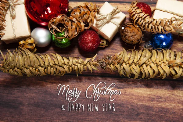 お祝い木の板にボールとクリスマスの背景 — ストック写真
