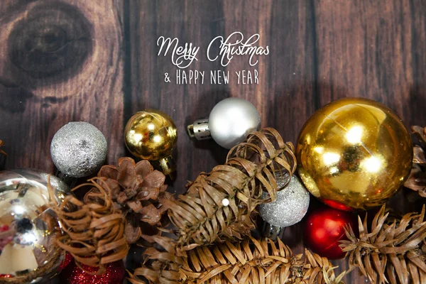 お祝い木の板にボールとクリスマスの背景 — ストック写真