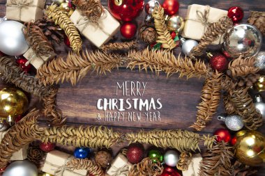Noel süslemeleri, kutlama topları ahşap tahta üzerinde arka plan