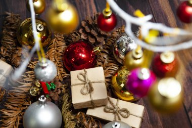 Tahtadaki Noel ağacından sarkan renkli toplar.