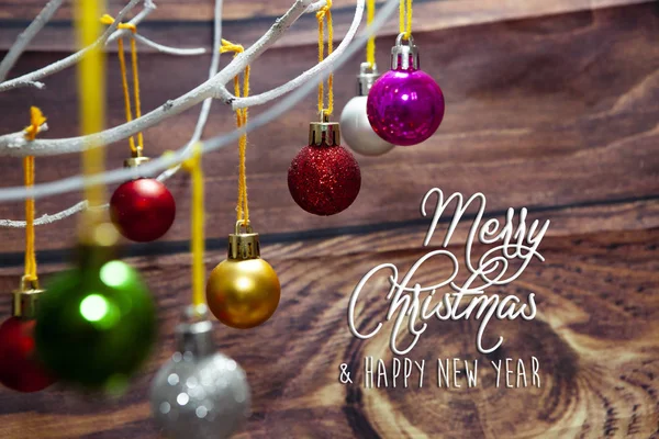 五颜六色的圣诞装饰品挂在木板上的圣诞树上 — 图库照片