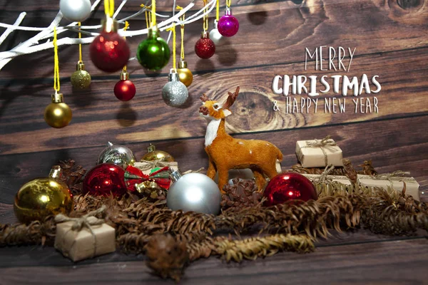 Bolas Coloridas Adornos Navidad Colgando Del Árbol Navidad Tablero Madera — Foto de Stock