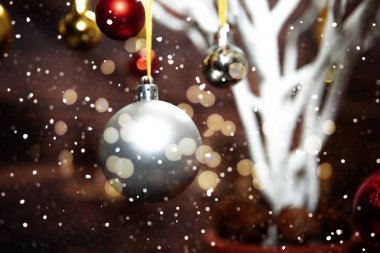 Noel ve Yeni Yıl Dekorasyonu. Noel ağacında karla asılı duran Bauble. Parlak Tatil Arkaplanı.