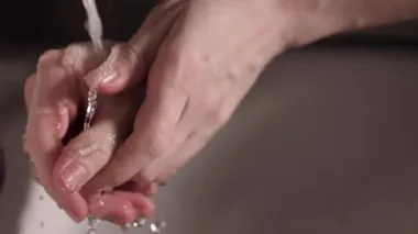 Kadın sabunla ellerini yıkar
